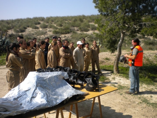 Monitora explicando paintball